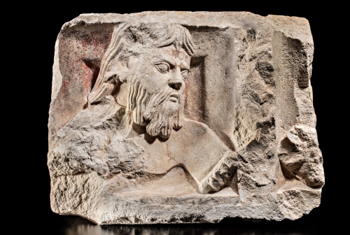 Frammento di lastra con figura di Profeta che tiene un rotulus, simbolo dell'Antico Testamento (prima met XIII sec.)