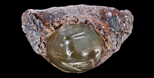 Anello con castone in pietra dura verde (sardonica?) intagliata (I sec. a.C.)